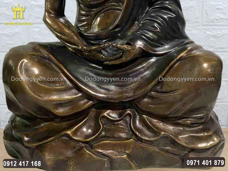 Phần ch&acirc;n đế được đ&uacute;c chắc chắn, vững ch&atilde;i